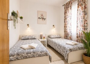 3 slaapkamers, een strijkplank/strijkijzer, internet, beddengoed