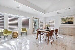 Dining - Minimalist Serene Home in near Rose Bowl Stadium  Pasadena (Pasadena)