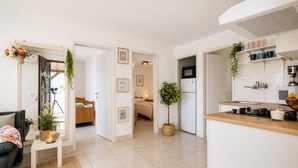 Un apartamento moderno con cocina, sala de estar y dormitorio.