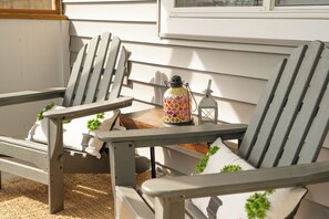 Terrace/patio - Steps to Lake Como! Intimate Getaway Lake Geneva! (Lake Geneva)