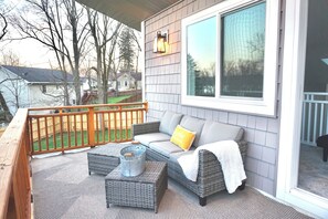 Terrace/patio - Steps to Lake Como! Intimate Getaway Lake Geneva! (Lake Geneva)