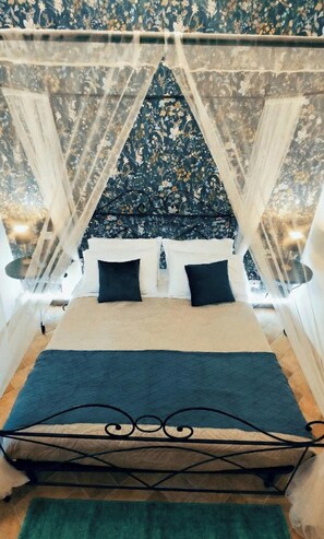 Aqua | Decoración personalizada, muebles diferentes y cortinas blackout 