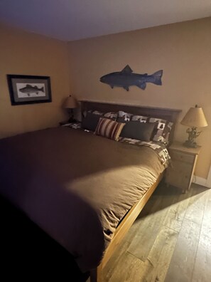 Room - Private Home on 10 Acres 12 minutes from Golden, BC. (Blaeberry)