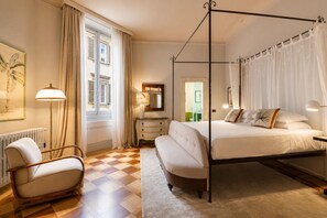 A four-poster bed with a canopy, a chair, a bedside table, and a lamp. - Spada Boutique Frescoed Luxury Suite with Elevator (Firenze)