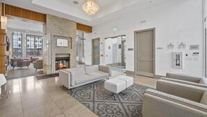Eine moderne Lobby mit Kamin, Sitzgelegenheiten und einer Rezeption.