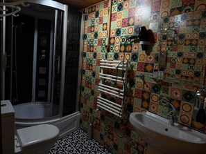 Triple Room, River View | Bathroom | Free toiletries, hair dryer, slippers, towels