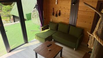 Driepersoonskamer, uitzicht op rivier | Woonruimte