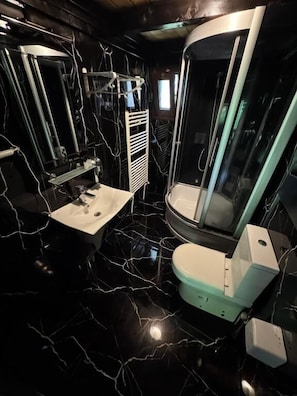 Articles de toilette gratuits, sĂšche-cheveux, chaussons