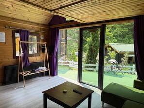 Triple Room, River View | Living area