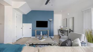 Een bureau, een strijkplank/strijkijzer, wifi, beddengoed