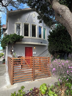 Exterior - A stylish 1 bedroom 1 bath apartment located in the outer mission district. (San Francisco)
