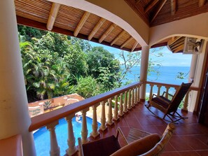 Property grounds - WaveSong: Mountainside Villa with Ocean views & Pool (Dominical)