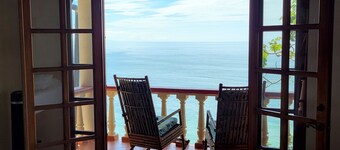 WaveSong: Mountainside Villa with Ocean views & Pool