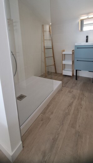 3 bedrooms, desk, free WiFi, bed sheets - A feast for your eyes, 3 bedroom apartment on beach, sea views from every room. (Mauguio)