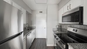 Réfrigérateur, tables à manger