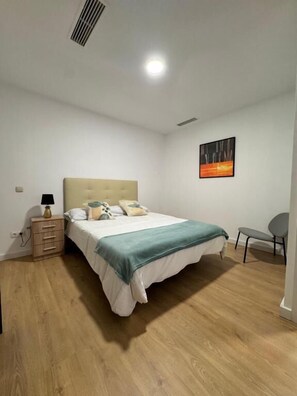 Desk, laptop workspace, free WiFi - Apartamentos Melisa (Madrid)