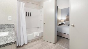 2 bedrooms, desk, iron/ironing board, WiFi - Landing | Stunning 2BD, Clubhouse, Tennis Court (Raleigh)