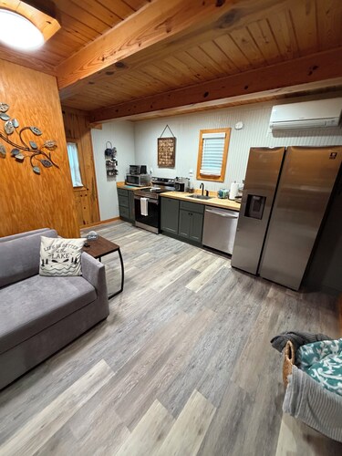 Delightful 1-bedroom home that sleeps four. Close to the lake  in Greers Ferry