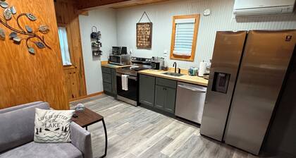 Delightful 1-bedroom home that sleeps four. Close to the lake in Greers Ferry