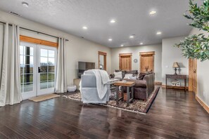 Living area - Vineyard and Winery Retreat (Caldwell)