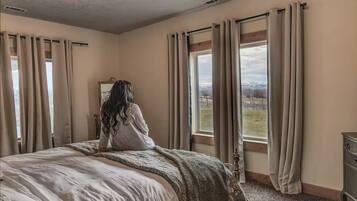 2 bedrooms, iron/ironing board, internet, bed sheets