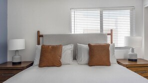 1 bedroom, desk, iron/ironing board, WiFi - Landing | Modern 1BD in Glendale (Glendale)