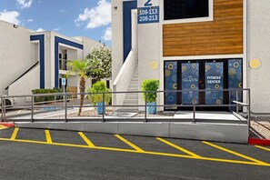 Een fitnessruimte met een modern design, inclusief een hellingbaan en een bord met contactgegevens.