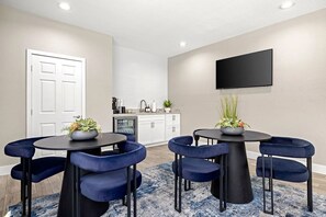 Dining - Landing | Chic 1BD in Glendale (Glendale)