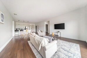 Smart TV - Landing | Spectacular 2BD, Gym (Cleveland)