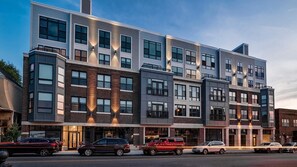 Exterior - Landing | Spectacular 2BD, Gym (Cleveland)