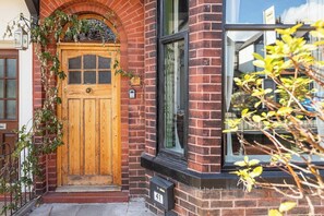 Exterior detail - *New* Modern 3BR Home Private Parking & Pool Table (Greater Manchester)