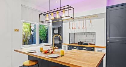 *New* Modern 3BR Home Private Parking & Pool Table