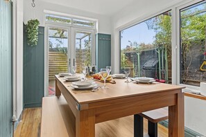 Dining - *New* Modern 3BR Home Private Parking & Pool Table (Greater Manchester)