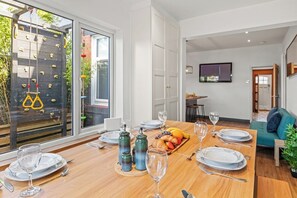 Dining - *New* Modern 3BR Home Private Parking & Pool Table (Greater Manchester)