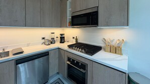 Uma cozinha moderna com eletrodomésticos embutidos, lava-louças e micro-ondas.