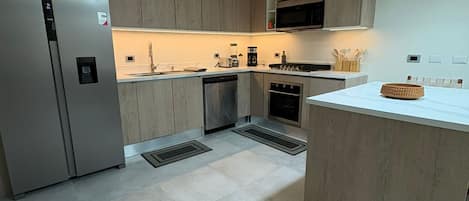 Kühlschrank, Mikrowelle, Herdplatte, Geschirrspüler