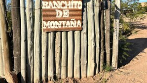 A wooden fence with a sign that reads 'Ranchito de Montana.' - Ranchito de Montaña a refuge designed for unique moments Casita close to everything (Lujan De Cuyo)