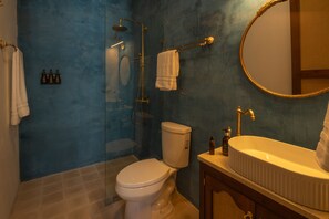 Douche, serviettes fournies, savon, papier toilette