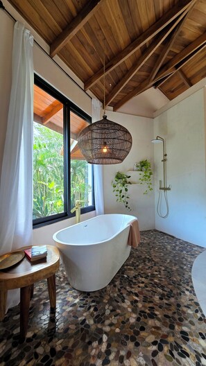 Shower, hair dryer, towels, soap - The Jungle Sanctuary (Quepos)