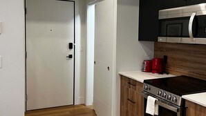 Una cucina moderna con forno a microonde, tostapane e forno.