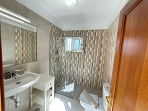 Shower, hair dryer, towels - Villa Heartly – Luxury, Tranquillity & Panoramic Sea Views (Playa Blanca)