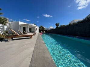 Outdoor pool, a heated pool - Villa Heartly – Luxury, Tranquillity & Panoramic Sea Views (Playa Blanca)