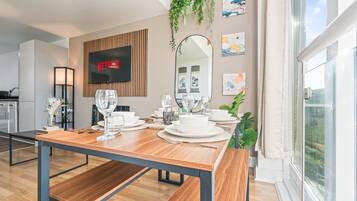 Apartment, 1 Bedroom, Accessible, Balcony | Dining room