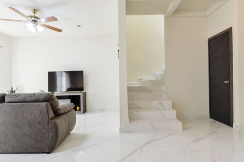 ¡Moderna casa en Cumbres! 6 huéspedes + Alberca