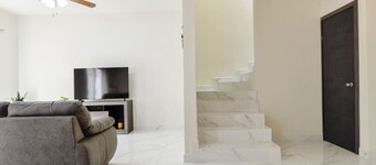 ¡Moderna casa en Cumbres! 6 huéspedes + Alberca