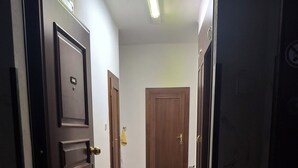 A hallway with wooden flooring and closed doors. - „Modern apartment 5 min from metro Anděl – fast WiFi“ (Praha)