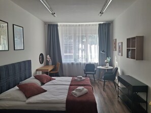 2 habitaciones, tabla de planchar con plancha, wifi y ropa de cama 
