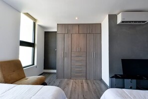 3 slaapkamers, een bureau, een strijkplank/strijkijzer, wifi