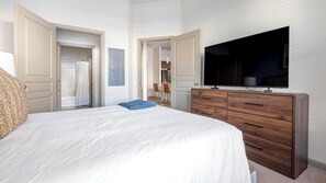 1 bedroom, desk, iron/ironing board, WiFi - Landing | Amazing 1BD, Pool, Gym (Charlotte)
