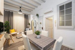 Dining - 1BR 2 Bath Apartment with AC in Heart of Barcelona, 32 Day Min (Barcelona)